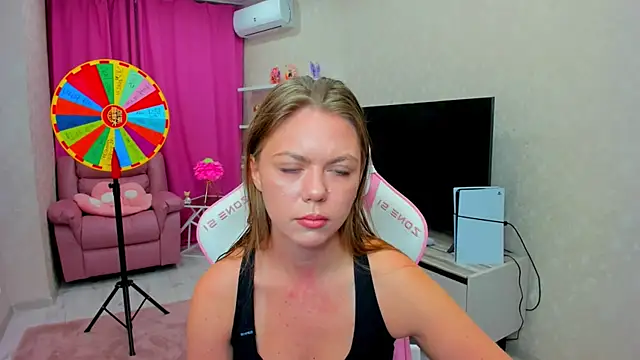 Strawberrye online show from February 10, 2026, 3:27 am