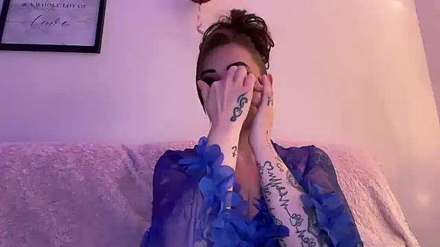 EmilyBlue online show from April 10, 2026, 6:59 pm