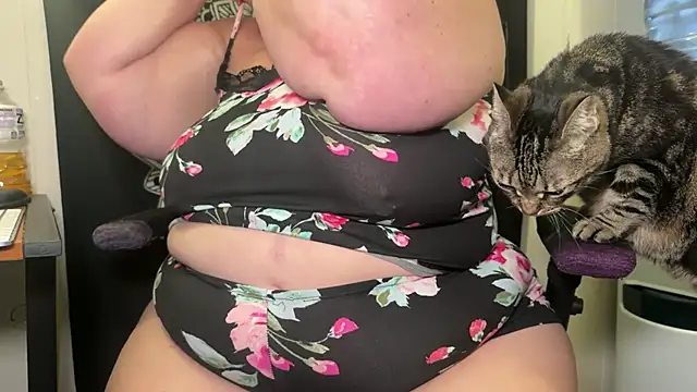 Snapshot of Miss_Phat_Booty chatting on October 24, 2025, 1:26 am Miss Phat Booty online show from October 24, 2025, 1:26 am