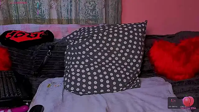 Snapshot of UrNaughtyGfMilf chatting on November 2, 2025, 6:40 am UrNaughtyGfMilf online show from November 2, 2025, 6:40 am