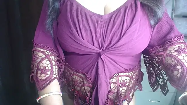 Snapshot of Shanvi_ chatting on November 3, 2025, 1:58 pm Shanvi online show from November 3, 2025, 1:58 pm