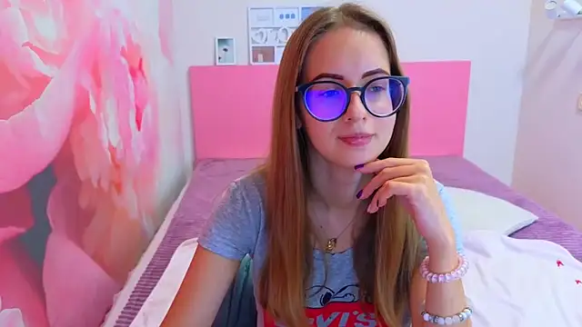 Snapshot of AliceAdams chatting on October 31, 2025, 8:33 am AliceAdams online show from October 31, 2025, 8:33 am