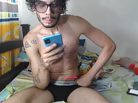 Snapshot of alisterxxx chatting on October 23, 2025, 6:28 pm alisterxxx online show from October 23, 2025, 6:28 pm