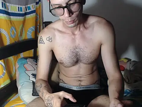 Snapshot of alisterxxx chatting on November 24, 2025, 8:20 pm alisterxxx online show from November 24, 2025, 8:20 pm