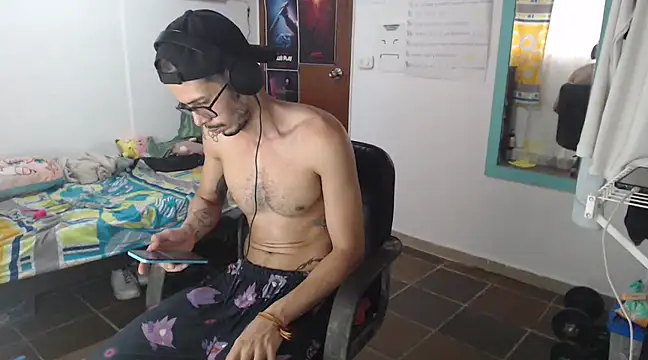 Snapshot of alisterxxx chatting on March 18, 2025, 10:26 pm alisterxxx online show from March 18, 2025, 10:26 pm