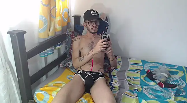 Snapshot of alisterxxx chatting on March 19, 2025, 6:23 pm alisterxxx online show from March 19, 2025, 6:23 pm