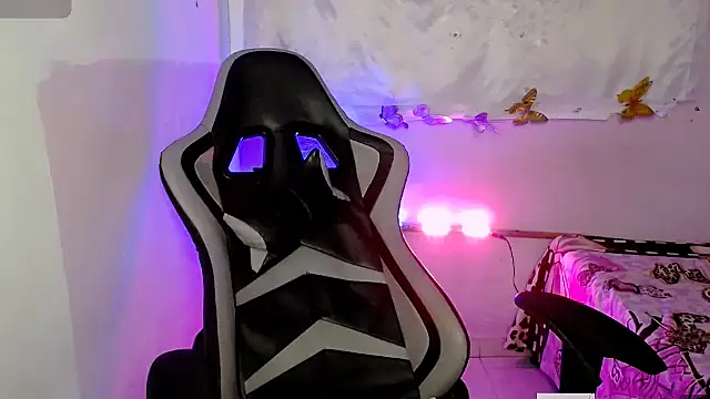 Snapshot of ninatiny chatting on October 30, 2025, 8:23 am ninatiny online show from October 30, 2025, 8:23 am