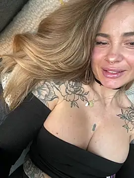 Snapshot of Etwas_neugierig chatting on February 14, 2025, 11:10 am Etwas neugierig online show from February 14, 2025, 11:10 am