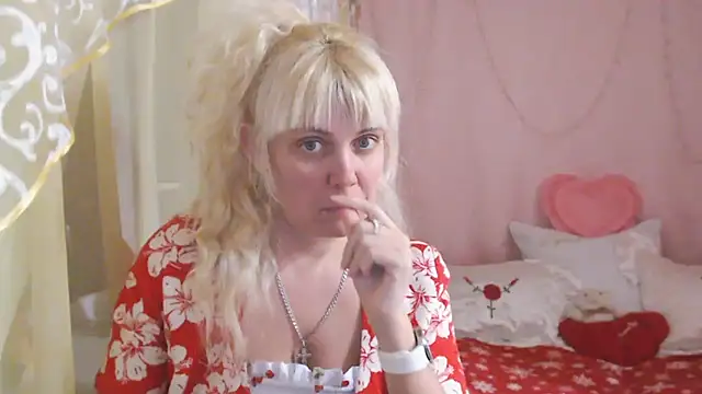 Snapshot of SunnySylvia chatting on December 15, 2025, 4:13 pm SunnySylvia online show from December 15, 2025, 4:13 pm