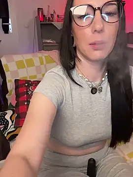 Snapshot of Trixie-Tainted chatting on December 13, 2025, 9:43 pm Trixie-Tainted online show from December 13, 2025, 9:43 pm