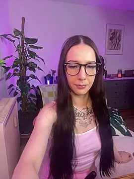 Snapshot of Trixie-Tainted chatting on February 28, 2025, 4:20 pm Trixie-Tainted online show from February 28, 2025, 4:20 pm
