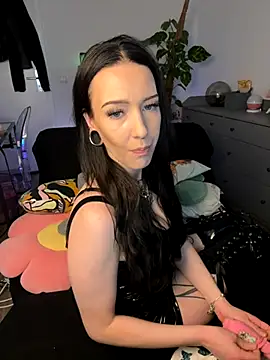 Snapshot of Trixie-Tainted chatting on October 28, 2025, 4:06 pm Trixie-Tainted online show from October 28, 2025, 4:06 pm