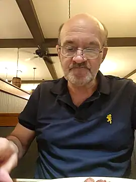 Snapshot of snickers1 chatting on October 6, 2025, 10:49 am snickers1 online show from October 6, 2025, 10:49 am