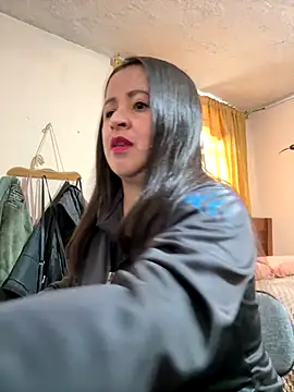 latinfemale online show from December 18, 2025, 7:07 pm