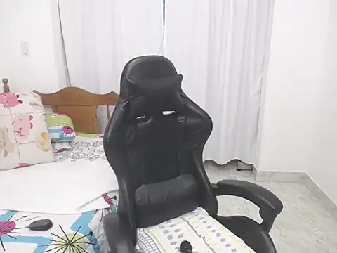 yeslluisa online show from November 18, 2025, 7:28 pm