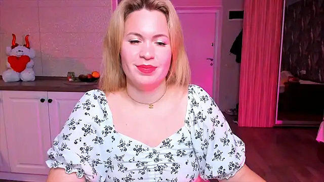 Snapshot of HotTiffani chatting on November 8, 2025, 11:14 am HotTiffani online show from November 8, 2025, 11:14 am