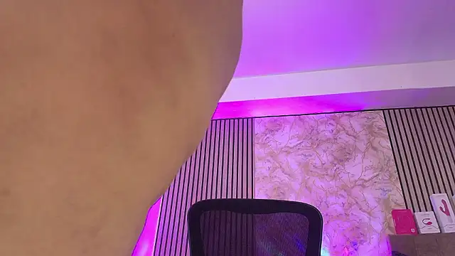 JuliRamirez online show from March 13, 2026, 12:54 pm