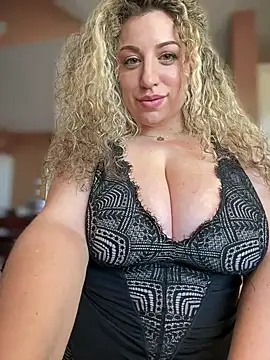 Snapshot of miamellycious chatting on March 19, 2025, 6:23 pm miamellycious online show from March 19, 2025, 6:23 pm