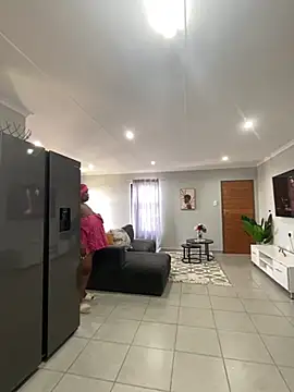 Snapshot of MissLola27 chatting on December 2, 2025, 10:28 am MissLola27 online show from December 2, 2025, 10:28 am