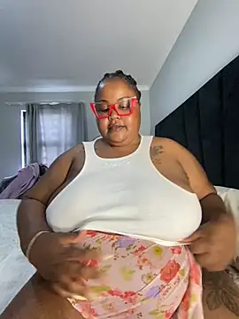 Snapshot of MissLola27 chatting on November 4, 2025, 5:55 am MissLola27 online show from November 4, 2025, 5:55 am