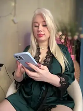 Snapshot of LaraHollywood chatting on November 14, 2025, 6:50 am LaraHollywood online show from November 14, 2025, 6:50 am