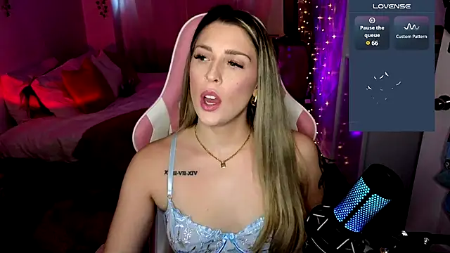 Snapshot of queenxlexy chatting on December 14, 2024, 8:40 pm queenxlexy online show from December 14, 2024, 8:40 pm