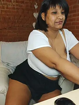 Snapshot of Lilybanx chatting on April 10, 2026, 7:43 pm Lilybanx online show from April 10, 2026, 7:43 pm