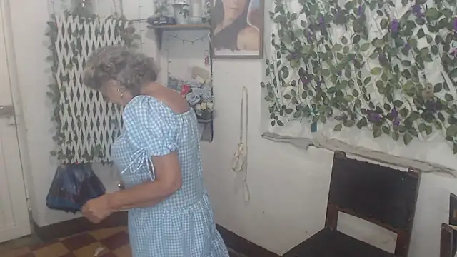 Snapshot of FunnyGrandma chatting on November 27, 2025, 1:06 am FunnyGrandma online show from November 27, 2025, 1:06 am