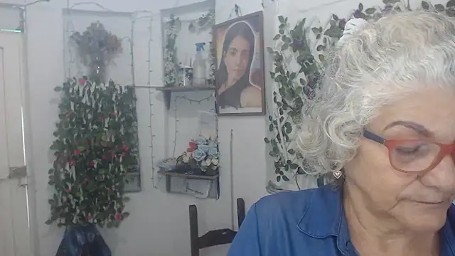 Snapshot of FunnyGrandma chatting on November 17, 2025, 8:02 pm FunnyGrandma online show from November 17, 2025, 8:02 pm