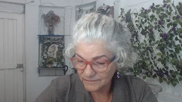 Snapshot of FunnyGrandma chatting on November 9, 2025, 11:42 pm FunnyGrandma online show from November 9, 2025, 11:42 pm
