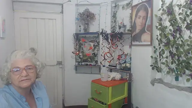 Snapshot of FunnyGrandma chatting on October 22, 2025, 2:33 am FunnyGrandma online show from October 22, 2025, 2:33 am