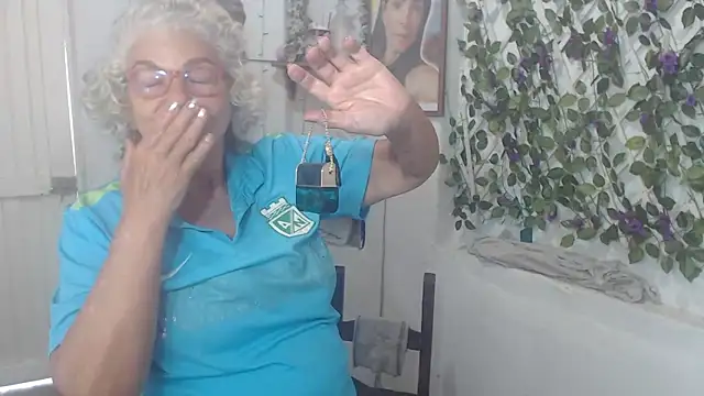 Snapshot of FunnyGrandma chatting on November 14, 2025, 6:33 pm FunnyGrandma online show from November 14, 2025, 6:33 pm