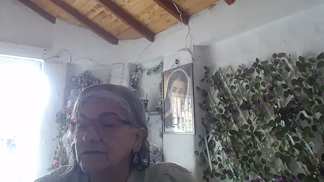Snapshot of FunnyGrandma chatting on October 30, 2025, 2:58 pm FunnyGrandma online show from October 30, 2025, 2:58 pm