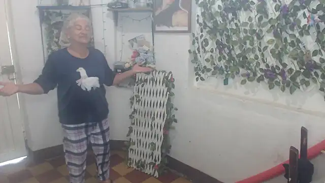 Snapshot of FunnyGrandma chatting on December 3, 2025, 5:01 pm FunnyGrandma online show from December 3, 2025, 5:01 pm