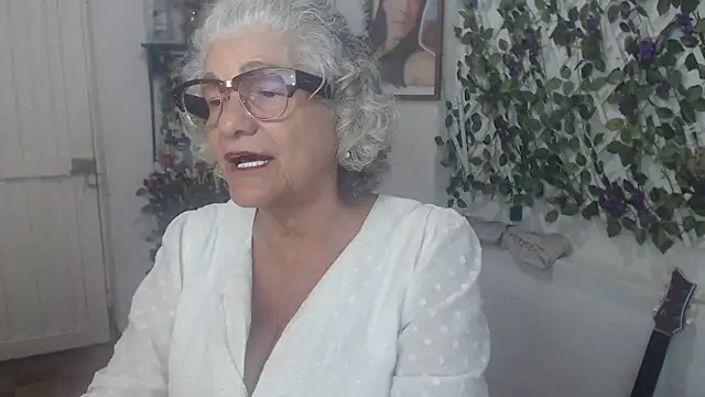 Snapshot of FunnyGrandma chatting on November 6, 2025, 1:42 am FunnyGrandma online show from November 6, 2025, 1:42 am