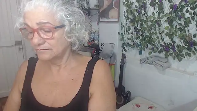 Snapshot of FunnyGrandma chatting on October 30, 2025, 1:59 am FunnyGrandma online show from October 30, 2025, 1:59 am