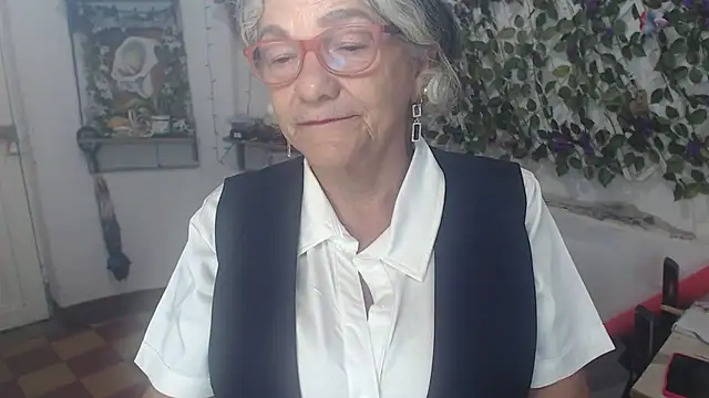 Snapshot of FunnyGrandma chatting on December 2, 2025, 12:44 am FunnyGrandma online show from December 2, 2025, 12:44 am
