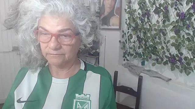 Snapshot of FunnyGrandma chatting on November 14, 2025, 1:20 am FunnyGrandma online show from November 14, 2025, 1:20 am