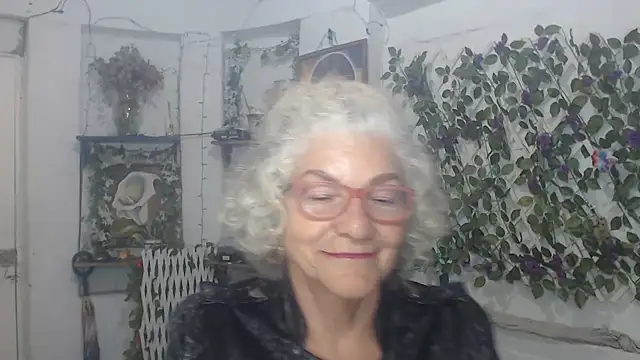 Snapshot of FunnyGrandma chatting on November 28, 2025, 11:38 pm FunnyGrandma online show from November 28, 2025, 11:38 pm