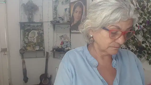 Snapshot of FunnyGrandma chatting on December 2, 2025, 8:43 pm FunnyGrandma online show from December 2, 2025, 8:43 pm