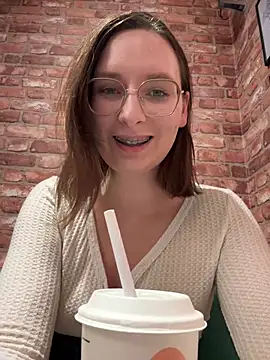 Snapshot of The_Snowwhitee chatting on November 22, 2025, 9:13 pm The Snowwhitee online show from November 22, 2025, 9:13 pm