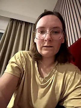 Snapshot of The_Snowwhitee chatting on November 12, 2025, 9:07 pm The Snowwhitee online show from November 12, 2025, 9:07 pm