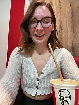 Snapshot of The_Snowwhitee chatting on February 8, 2026, 9:07 am The Snowwhitee online show from February 8, 2026, 9:07 am