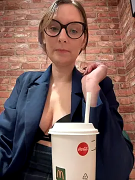 Snapshot of The_Snowwhitee chatting on December 1, 2025, 9:04 pm The Snowwhitee online show from December 1, 2025, 9:04 pm