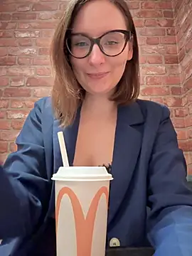 Snapshot of The_Snowwhitee chatting on November 20, 2025, 9:15 pm The Snowwhitee online show from November 20, 2025, 9:15 pm