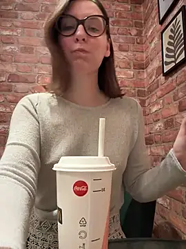 Snapshot of The_Snowwhitee chatting on December 14, 2025, 9:15 am The Snowwhitee online show from December 14, 2025, 9:15 am