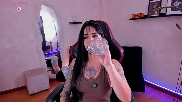 EmmyEvans1 online show from January 6, 2026, 7:40 pm