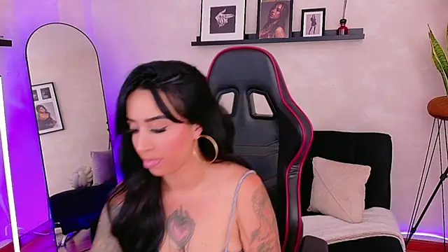 EmmyEvans1 online show from April 7, 2026, 7:37 pm