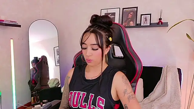 EmmyEvans1 online show from April 3, 2026, 7:31 pm