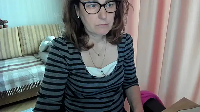 Snapshot of lauraoven chatting on May 3, 2026, 9:58 am lauraoven online show from May 3, 2026, 9:58 am